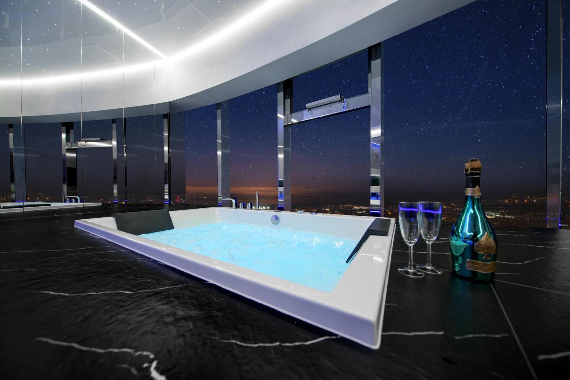 ורוצלב Apartamenty Sky Tower Z Jakuzzi Przy Oknie מראה חיצוני תמונה