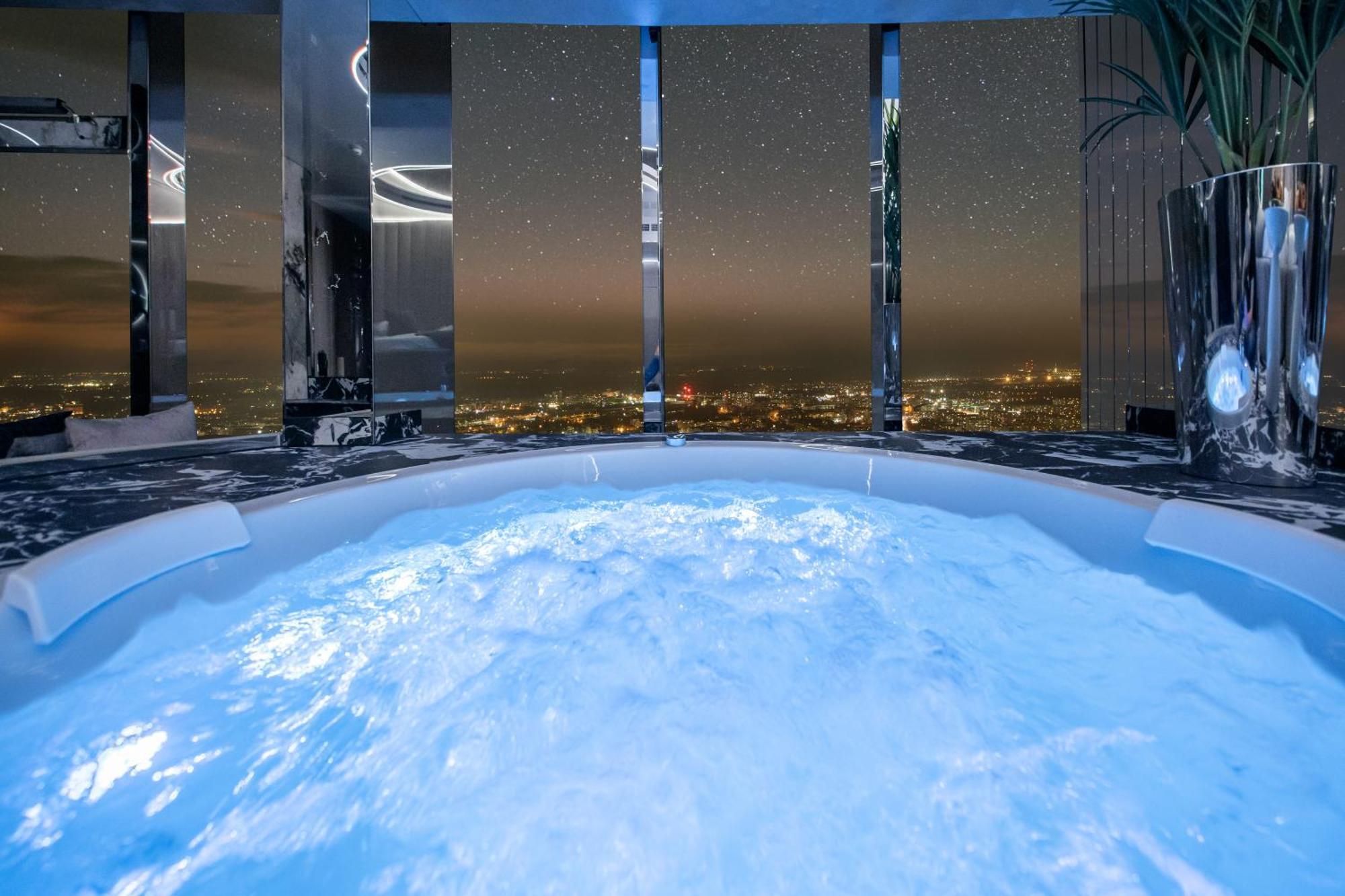 ורוצלב Apartamenty Sky Tower Z Jakuzzi Przy Oknie מראה חיצוני תמונה